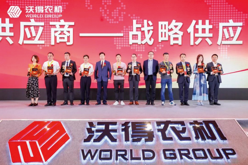 图为公司代表(左一)代表公司上台领奖_副本.jpg