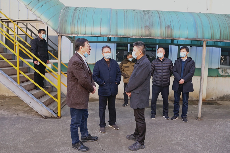 图为市国资委主任王文卓(右三)在多缸机厂现场进行督查指导_副本.jpg