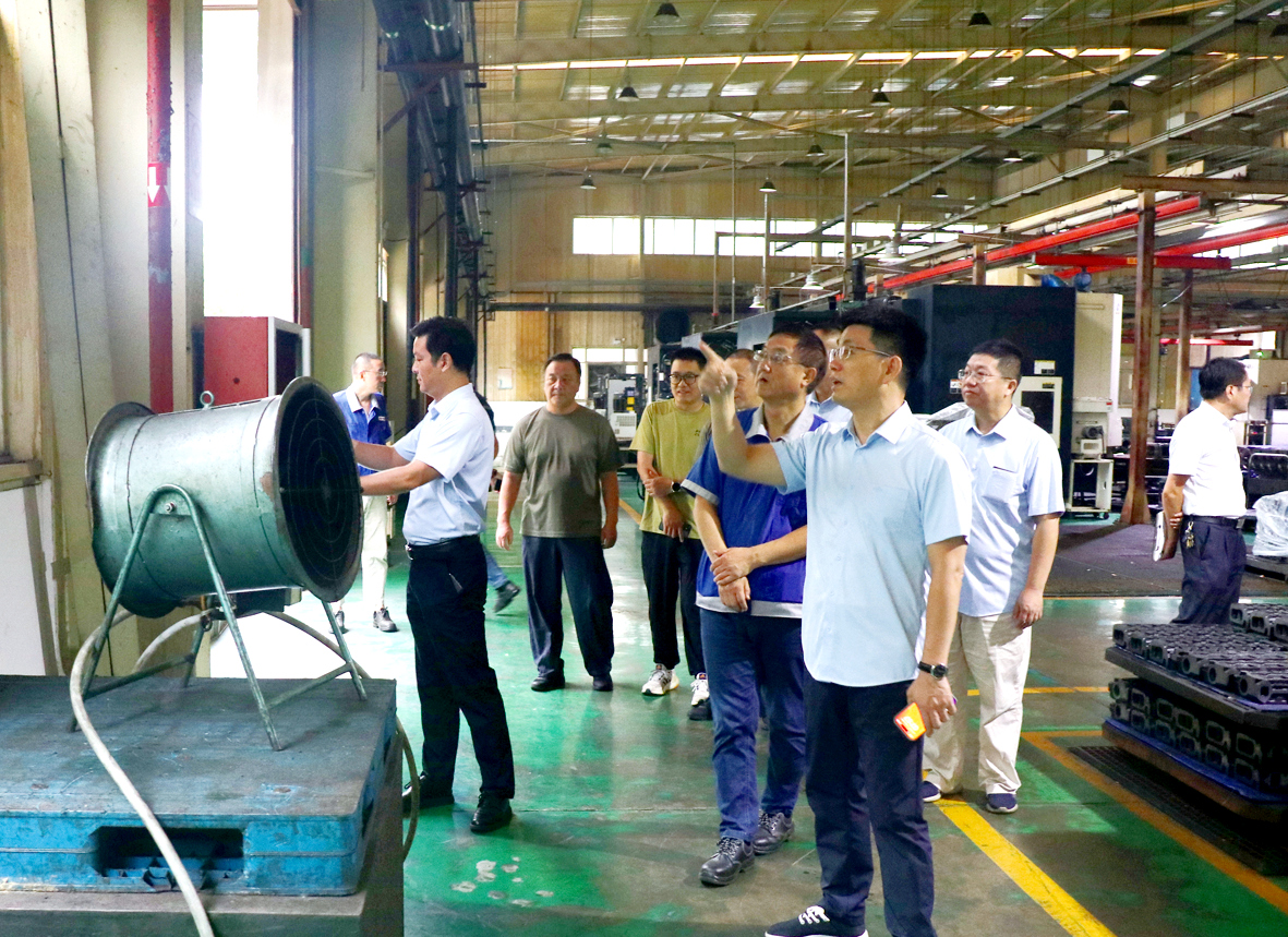 图为公司领导一行检查机加工厂生产现场_副本.jpg
