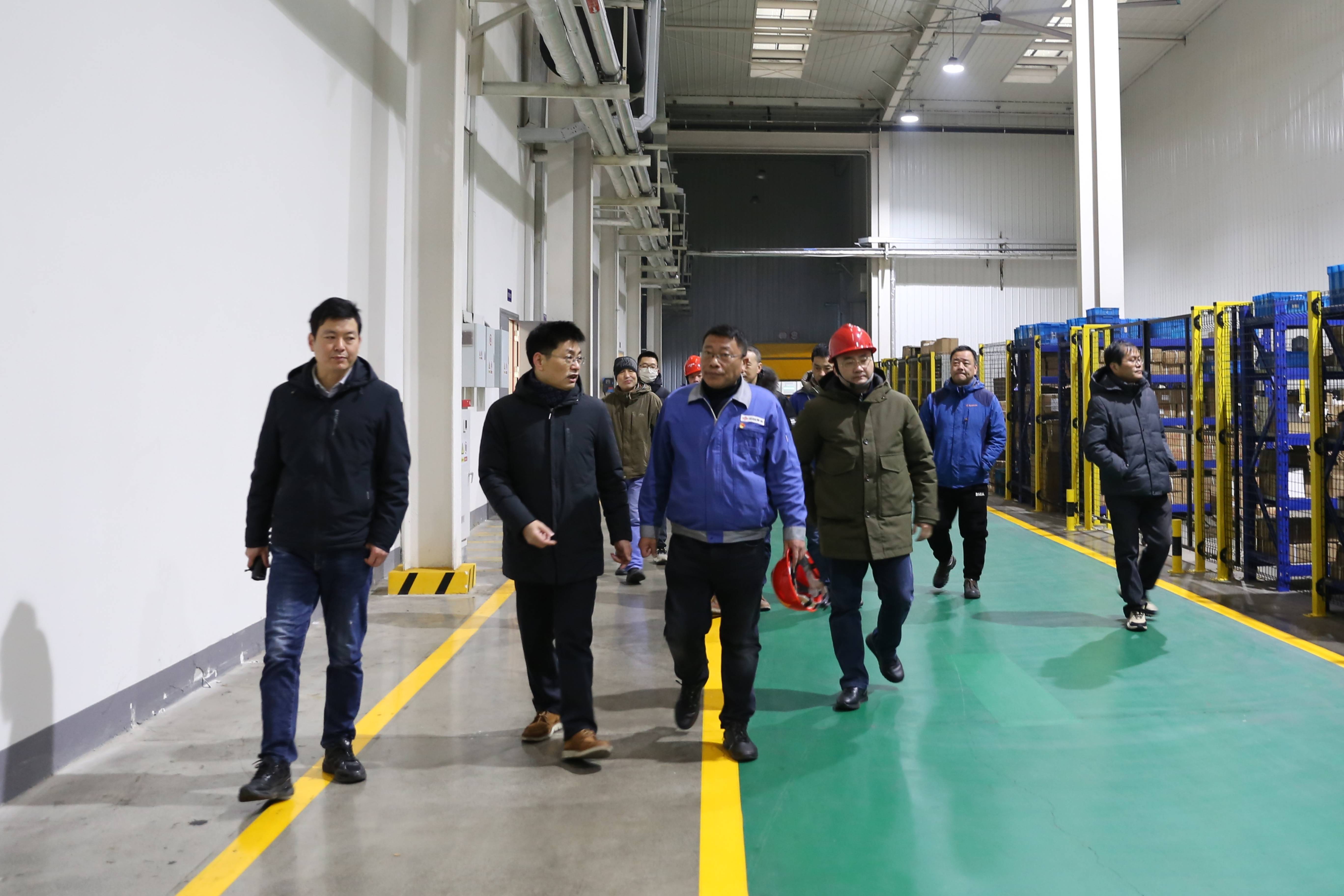 图为公司领导一行检查常柴机械单缸机厂库房_网站.jpg